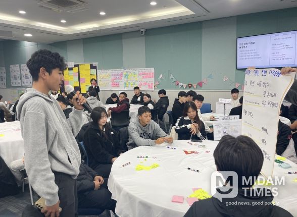 울산지역 초중고 학교 운동부 학생이 29일 본청 외솔회의실에서 인권선언 다짐문을 읽고있다