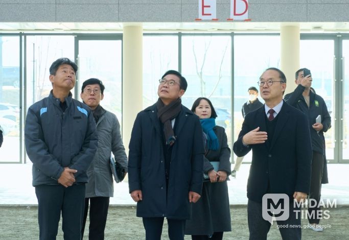 1일 김석필 천안시장 권한대행 부시장과 이용수 대한축구협회 부회장 등이 대한민국축구종합센터 실내축구장, 스타디움, 숙소동 등을 둘러보고 있다