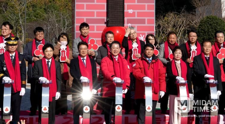 김영록 전라남도지사가 1일 전남도청 광장에서 열린 ‘희망 2026 나눔캠페인’ 출범식 및 사랑의 온도탑 제막식에서 참석자들과 사랑의 온도 올리기 퍼포먼스를 하고 있다.