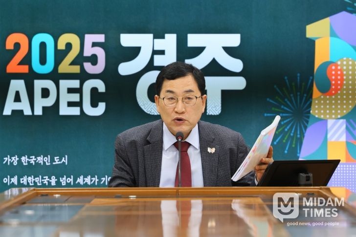 2025 APEC 정상회의를 앞두고 간부회의에서 경주의 비전을 설명하는 주낙영 경주시장