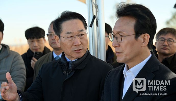 유정복 시장이 지난 11월 21일 수도권매립지에서 김민석 국무총리와 매립 현황과 매립장 사용종료에 따른 활용방안을 점검하고 있다.