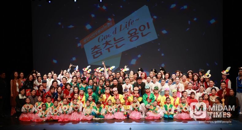 이상일 용인특례시장이 6일 용인시평생학습관 큰어울마당에서 열린 ‘용인시무용아카데미 작품발표회’에서 수강생들과 기념사진 촬영을 하고 있다