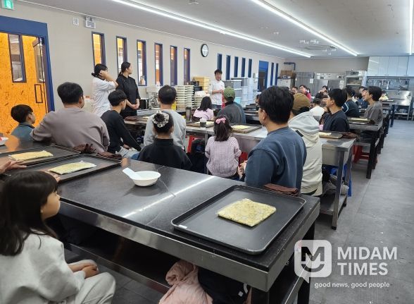 강남교육지원청이 6일 아빠와 자녀를 대상으로 주관한 학부모연수 참가자들이 울산제과제빵학원 고동훈 원장의 설명을 듣고 있다