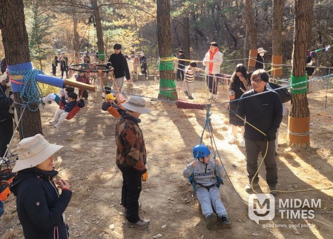 울산지역 영유아 가족들이 6일 울주군 선바위 공원 일원에서 숲 밧줄 생태 놀이를 하고있다