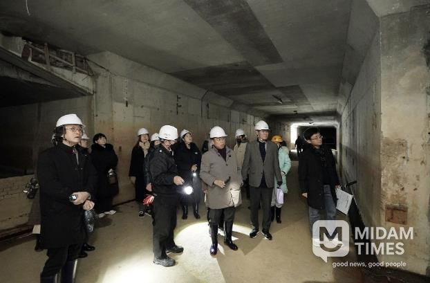 구미동 성남물빛정원 지하 공동구 활용도를 찾기 위해 진행 중인 시민 탐사대 프로그램에 참여 중인 신상진 성남시장