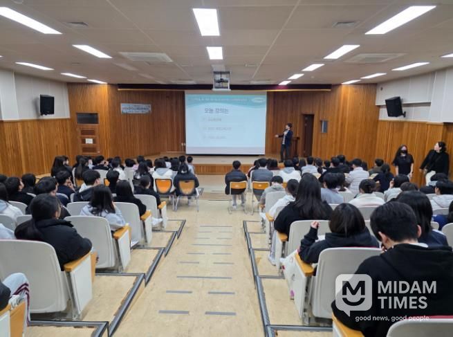 무거중 3학년 학생들이 1일 '학교로 찾아가는 고교학점제 설명회' 연수를 듣고있다