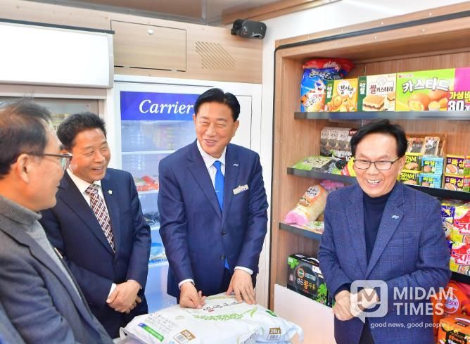 김한종 장성군수가 이동장터 차량 내부를 살펴보며 담소를 나누고 있다.