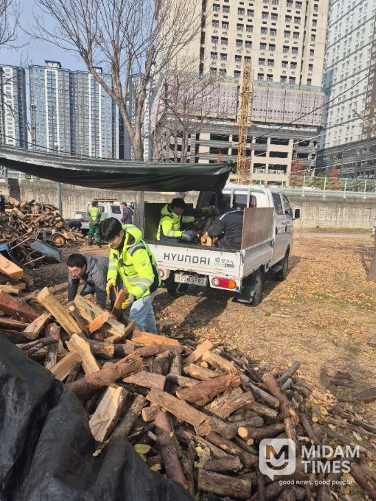 산림부산물 활용 ‘땔감 나누기’ 훈훈