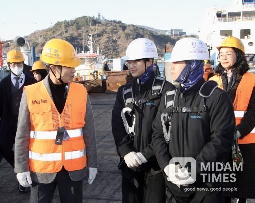 8일 김대중 전라남도교육감이 ㈜여수해양을 찾아 현장실습 안전․환경을 점검하고, 실습생을 격려를 전하고 있다.