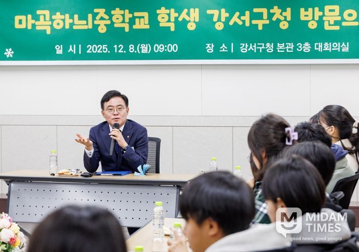 진교훈 서울 강서구청장(정면)이 구청 대회의실에서 마곡하늬중학교 3학년 학생들과 대화하고 있다.