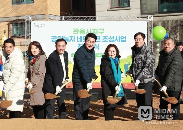 관악산 공원 관음사지구 공원녹지 네트워크 조성사업 착공식에서 시삽에 참여한 박준희 관악구청장(가운데)