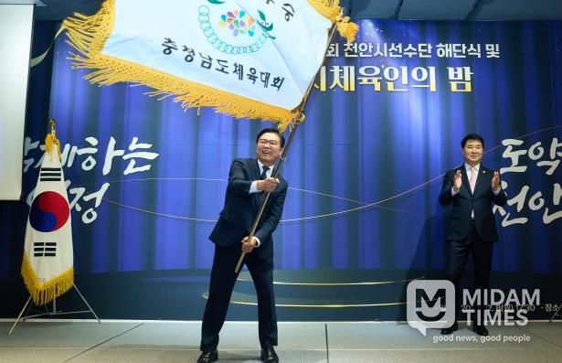 천안시체육회는 지난 8일 구성동 베리컨벤션에서 ‘2025 제77회 충청남도민체육대회 천안시선수단 해단식 및 2025 천안시체육인의 밤’을 개최했다.