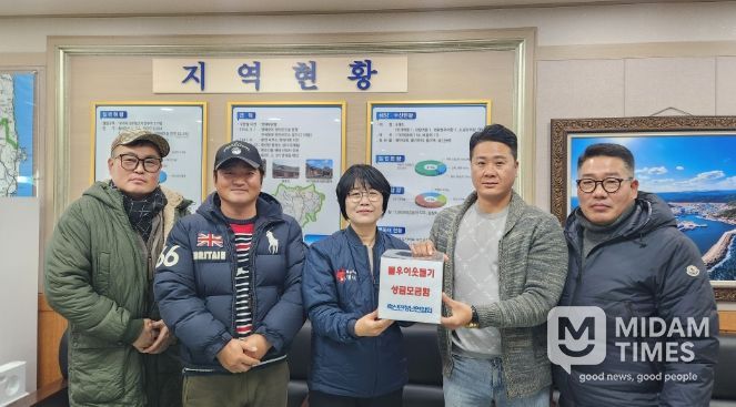 축산면 청년연합회 회원들이 박은정 축산면장(가운데)에게 성금을 전달하고 있다.