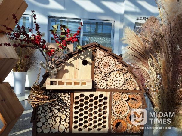 산림부산물 활용 전시 '자연의 순환, 생명을 잇다'(곤충호텔)