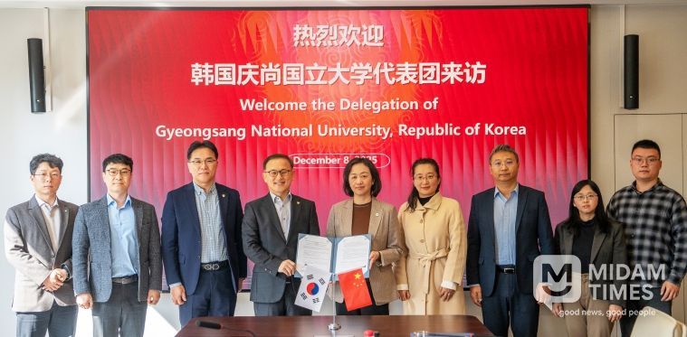 경상국립대학교 권진회 총장이 12월 8일 상하이전기대학 시이 공(Siyi Gong) 총장과 학술 및 학생 교류에 관한 양해각서(MOU)를 체결하고 있다.