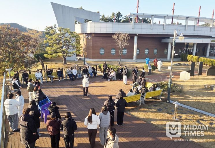 경상국립대학교(GNU) 교육혁신처 공동교육센터는 12월 5~6일 창원 이순신리더십국제센터에서 경남지역 13개 대학 재학생 65명이 참여한 가운데 ‘2025학년도 공동교육 프로그램’을 개최했다. 사진은 참여 학생들이 단체 기념촬영을 하는 모습.