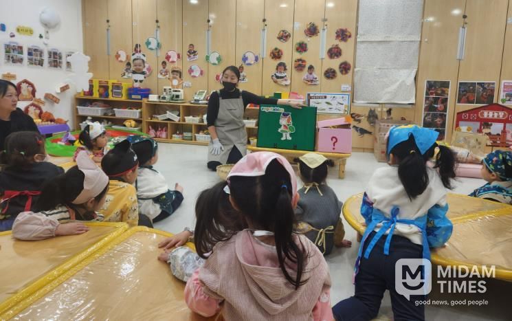 SK행복어린이집 영유아들이 2일 식재료 탐색 활동을 하고있다.