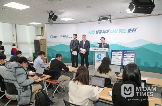 육동한 춘천시장은 9일 시청 브리핑룸에서 2026~2027 교통안전 개선계획을 발표했다.