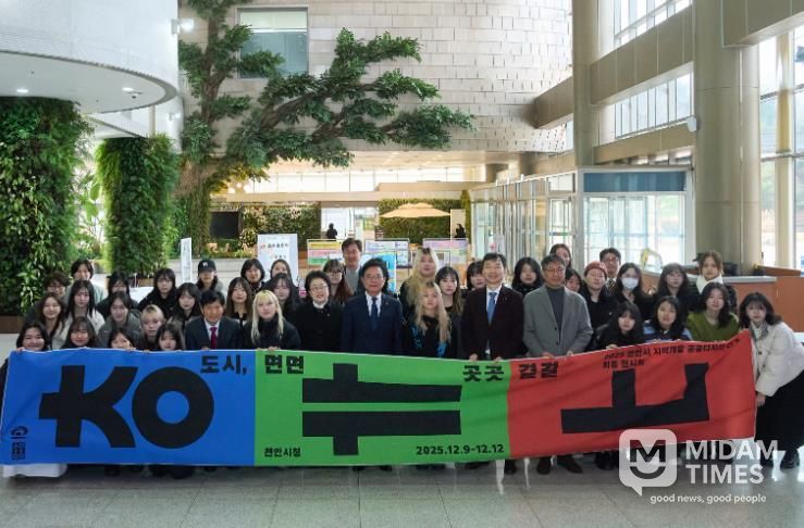 김석필 천안시장 권한대행 부시장이 9일 시청 로비에서 열린 ‘2025 지역개발 공공디자인 연구용역’ 최종보고회 연구 성과 전시를 둘러보고 있다.