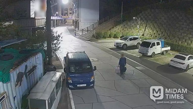 A씨가 절도한 물품을 캐리어에 숨겨 이동하는 장면