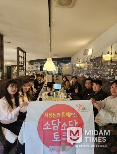 9일 소담소담 토크에 참석한 직원들이 민원 응대 경험을 공유하며 소통하고 있다.