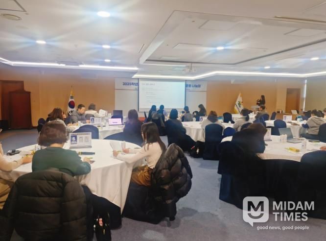 울산지역 초등교사들이 9일 교육청 집현실에서 초등영어교육 우수 성과를 공유하고 있다