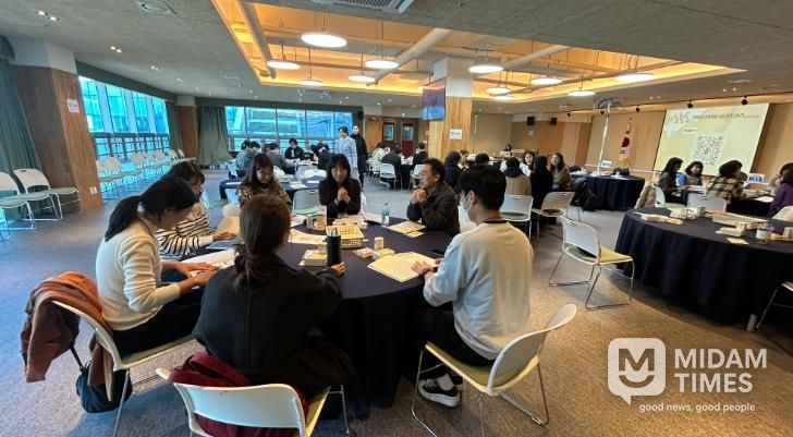 강남지역 초등교사들이 9일 '지역 연계 주제 중심 수업 나눔회'에서 우수사례 연수를 듣고있다