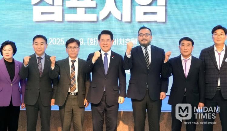 김영록 전라남도지사가 9일 목포 신안비치호텔에서 열린 ‘해상풍력사업 국민 100조 펀드 도약 심포지엄’에 참석해 주요내빈과 기념촬영을 하고 있다.