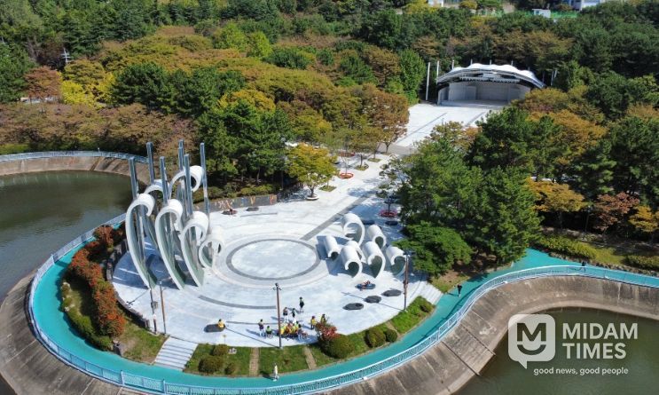 대천공원 광장과 야외무대 전경.