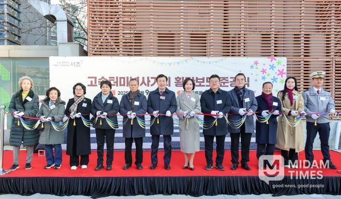 9일 개최된 고속터미널사거리 횡단보도 준공식에서 기념사진을 찍고 있는 전성수 서초구청장(왼쪽에서 6번째)