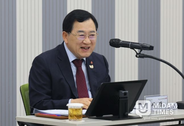 10일 경주시청 대회의실에서 열린 ‘2025년 12월 읍면동장회의’에서 주낙영 경주시장과 각 읍면동장이 연말 현안을 점검하고 있다.