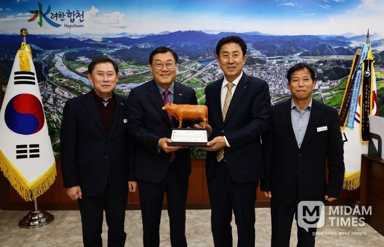 합천축협, 합천군농업기술센터에 신청사 개청 기념 한우 모형 기증