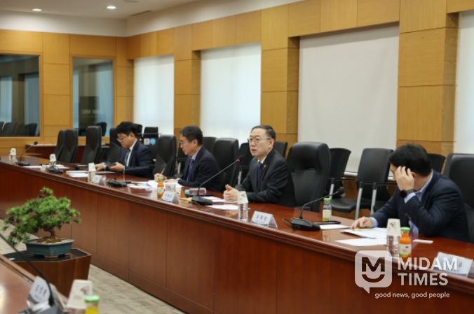 이명구 관세청장(오른쪽에서 두번째)이 9일 서울세관에서 열린 관세청 수사발전 자문위원회 출범식에서 발언하고 있다.