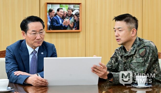 유정복 인천광역시장이 10일 시청 접견실에서 이광섭 육군 제17보병사단장과 인천 안보태세를 점검하고 있다.