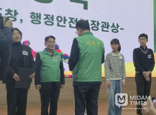 행정안전부장관상 받는 새마을문고구미시지부 김택동 회장