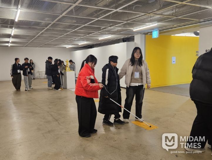 포항문화재단가 동빈문화창고1969에서 선보인 무장애 전시 ‘모두의 스틸아트, 손으로 읽는 포항’에 시민들의 발길이 이어지고 있다.