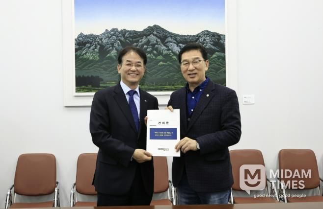 ‘특례시 지원 특별법’제정 건의문 전달 기념촬영_이동환 고양시장(왼쪽), 신정훈 국회 행정안전위원회 위원장(오른쪽)