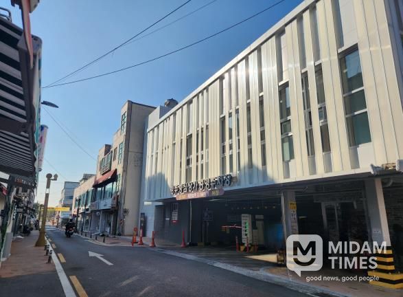 중심상가공영주차장 전경