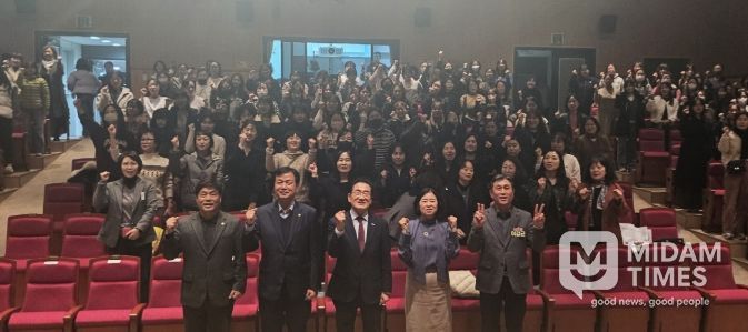 영천시 어린이집연합회는 지난 10일, 청소년수련관에서 보육 교직원 250여 명이 참석한 가운데 화합과 소통을 위한 ‘보육인의 밤’ 행사를 개최했다.