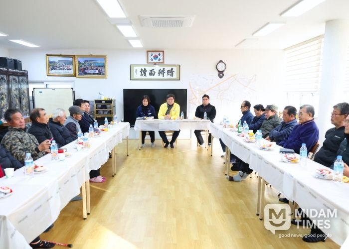 진병영 함양군수는 지난 12월 8일 안의면, 10일 지곡면을 방문해 겨울철 한파에 대비한 주민 안전 상황을 점검하고 마을 현안을 청취하는 등 ‘찾아가는 마을 간담회’를 진행했다.