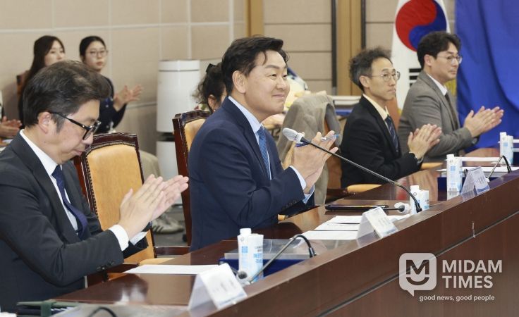 11일 전북특별자치도청 종합상황실에서 열린 2025년 전북특별자치도 유망중소기업 인증서 수여식에 김관영 도지사가 12개 선정기업에게 인증서와 인증현판을 수여하고 있다.