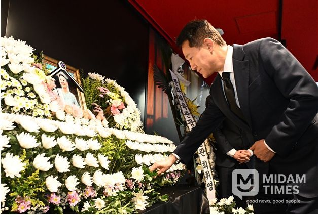 오세훈 서울시장이 11일(목) 오후 중구 충무로 서울영화센터에 마련된 원로배우 고(故) 김지미 추모 공간을 찾아 조문하고 있다.