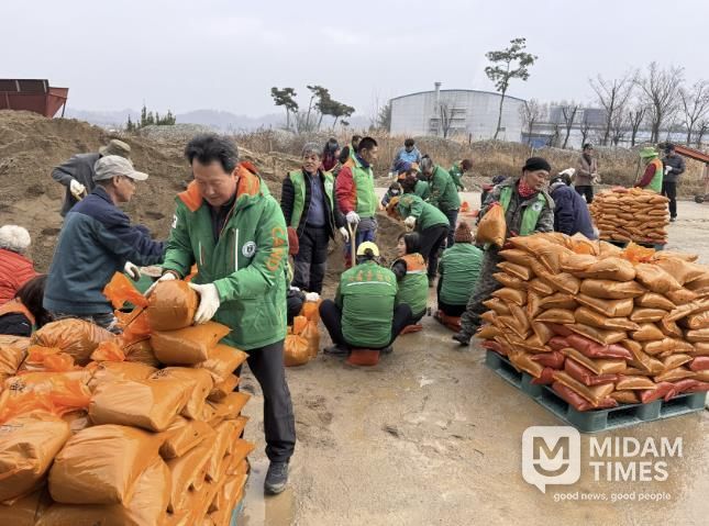 문경시 자율방재단, 폭설 대비 모래주머니 제작