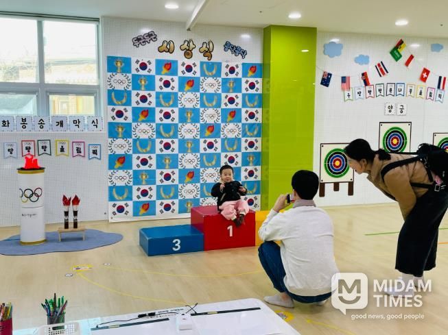 유아들과 가족들이 7일 큰나무놀이터에서 '우당탕탕 올림픽' 놀이를 하고있다