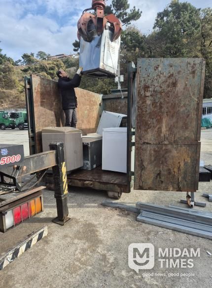 거제시, 1박3식 이수도의 쾌적한 환경 위해 차도선 등 투입, 대형폐기물 13톤 전량 수거