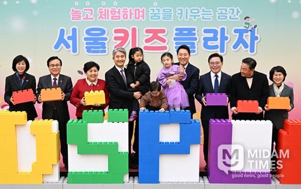 오세훈 서울시장이 12일(금) 강서구 화곡동에 문을 연 ‘서울키즈플라자’에서 개관 축하 퍼포먼스에 참여하고 있다.