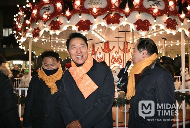 오세훈 서울시장이 12일(금) 서울윈터페스타 개막식 참석 후 광화문광장의 '크리스마스 마켓'을 둘러보고 있다.