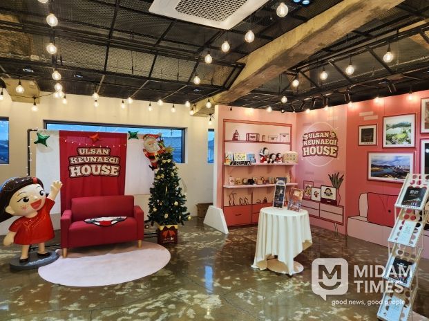 울산 중구(구청장 김영길)가 오는 12월 13일(토)과 12월 14일(일) 이틀 동안 오전 10시부터 오후 5시까지 경주 황리단길 생활문화센터 2층에서 ‘울산큰애기·중구 관광 반짝매장(팝업스토어)’을 운영한다.