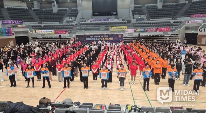 포항 지역 에어로빅 동호인들이 모여 생활댄스의 매력을 선보이는 ‘에어로빅동호인 댄스페스티벌’이 지난 13일 포항실내체육관에서 열렸다.