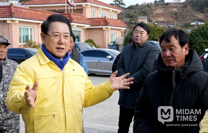 김영록 전라남도지사가 14일 완도군 약산면 득암리에서 완도 미역 양식장 피해 현황 및 건의사항을 청취하고 신속한 피해복구 대책을 당부하고 있다.